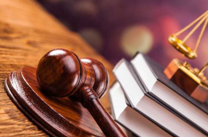 В Санкт-Петербурге гендиректор студии пригрозил судом несовершеннолетней актрисе за поддержку режиссёра